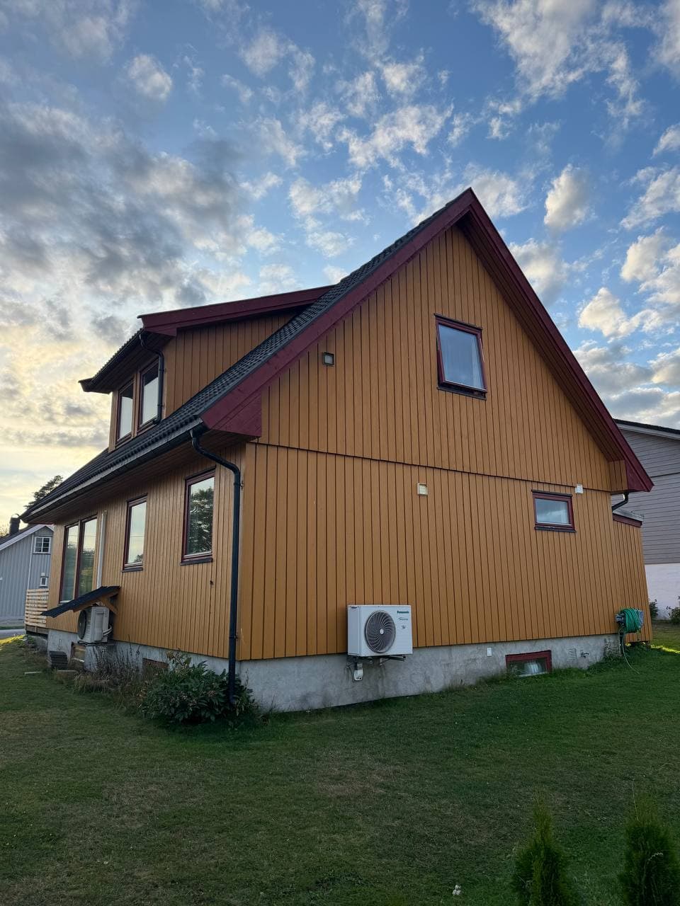 Malerprosjekt – husfasade malt i gul/oransje farge